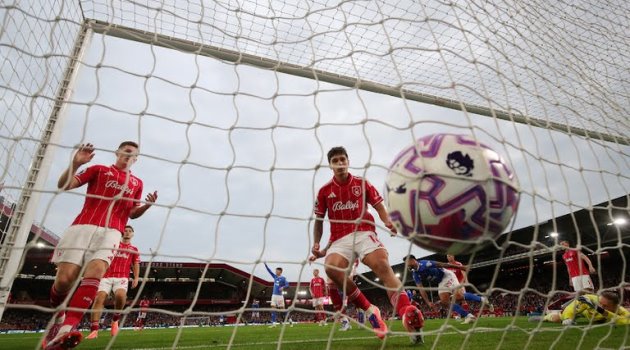 Tân binh Sunderland đánh bại Forest ngay tại City Ground.