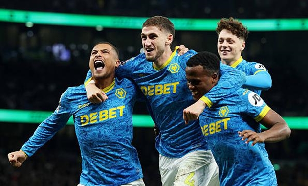 Wolves vượt lên ở trận đấu với Tottenham.