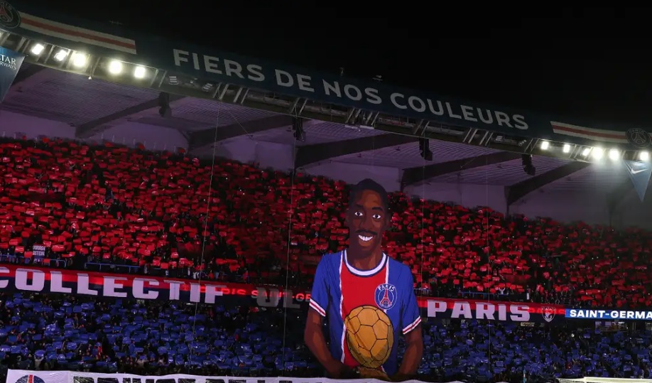 Tấm tifo các CĐV Paris Saint-Germain dành cho Dembele.