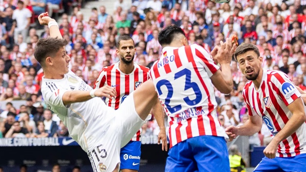 Guler bị thổi phạt do hành động cao chân