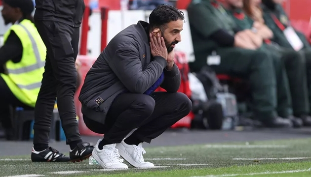 Ruben Amorim chỉ biết ôm đầu.