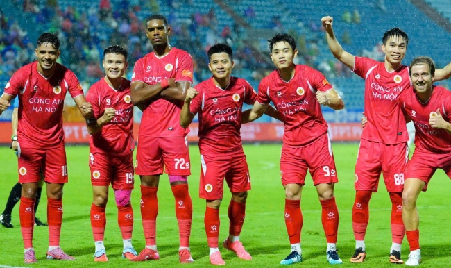 CAHN đánh bại Nam Định 2-0.