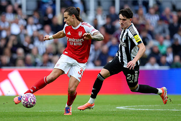 Đến lúc Arteta ngừng tin tưởng vào Calafiori.