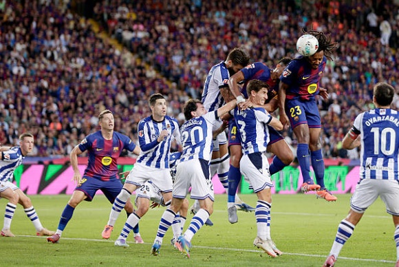 Rashford tạt bóng cho Kounde ghi bàn.