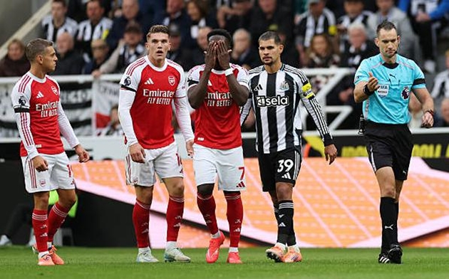 Bukayo Saka thất vọng với trọng tài và VAR dù Arsenal giành chiến thắng.