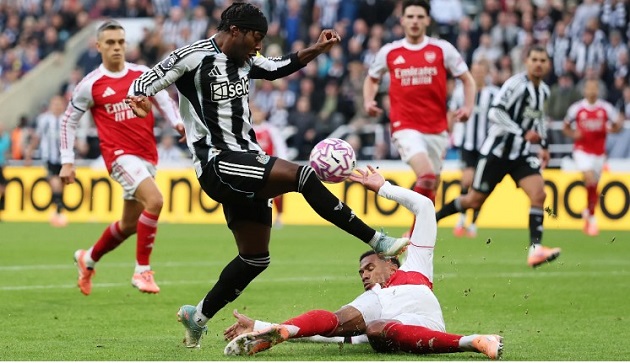 Arsenal may mắn thoát phạt đền ở pha bóng này.