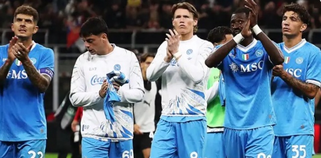 Napoli thua Milan ở Serie A.