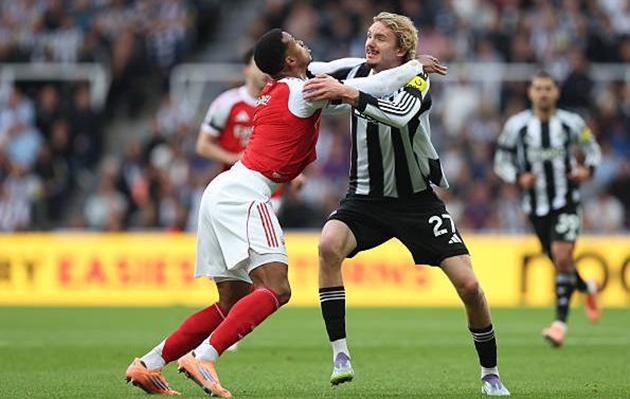 Nick Woltemade liên tục va chạm với Gabriel trong trận đấu.