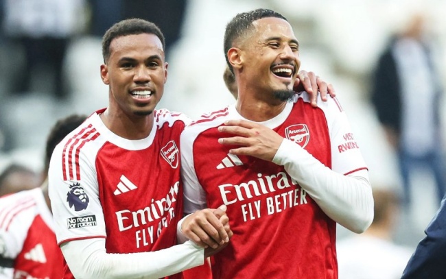 Gabriel ghi bàn cho Arsenal ở phút bù giờ.