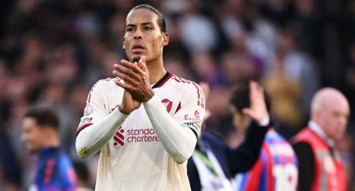 Van Dijk kêu gọi đồng đội lấy lại tinh thần.