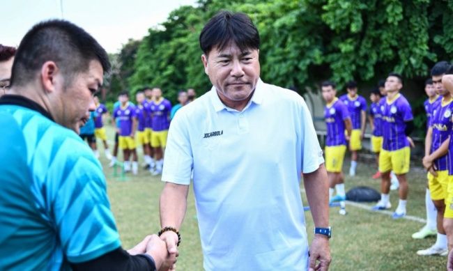 HLV Teguramori chia tay CLB Hà Nội. 