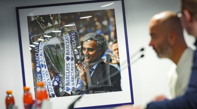 HLV Maresca xuất hiện trong phòng họp báo của Chelsea có trưng bày bức tranh Mourinho.