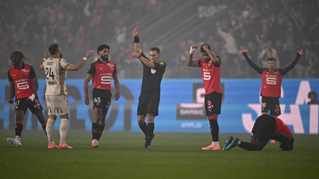 Các trọng tài ở Ligue 1 không ngần ngại cắt còi dừng trận đấu.