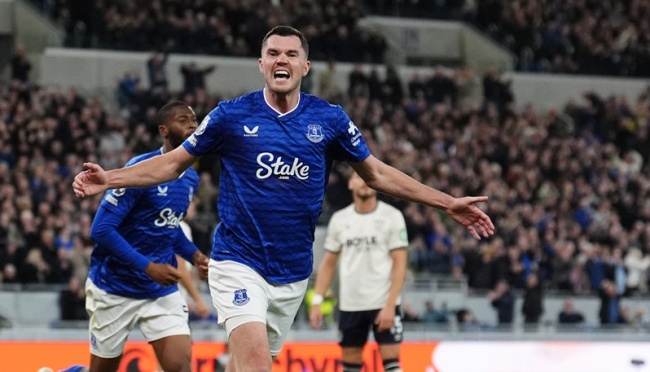 Keane mở tỷ số cho Everton.