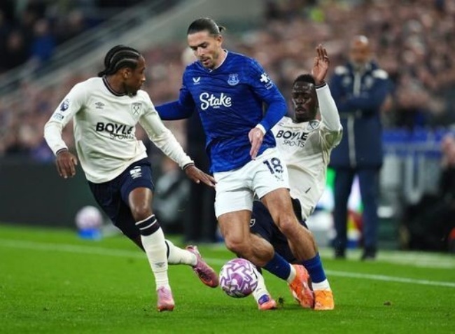 Grealish ở trận đấu với West Ham.