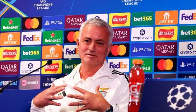 Jose Mourinho trở lại Chelsea đầy cảm xúc.