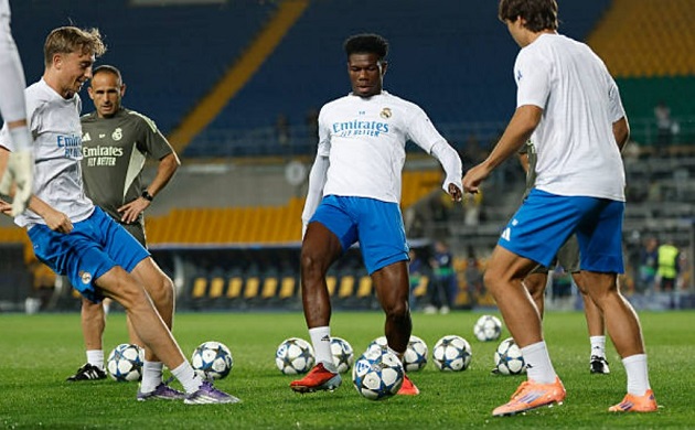 Real Madrid có một lực lượng CĐV hùng hậu theo chân đến Almaty.