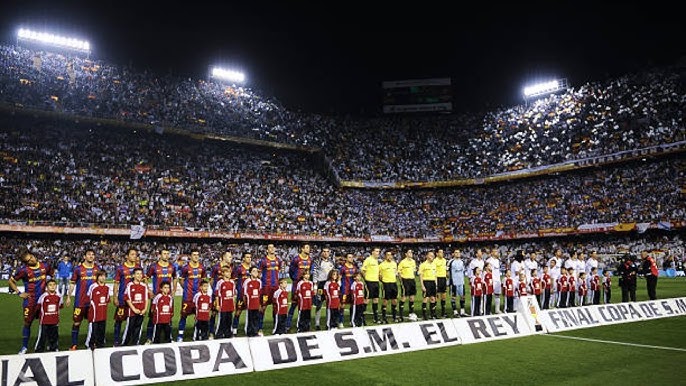 Bầu không khí tại Mestalla trong trận Chung kết Cúp Nhà vua 2011 giữa Real Madrid và Barcelona.