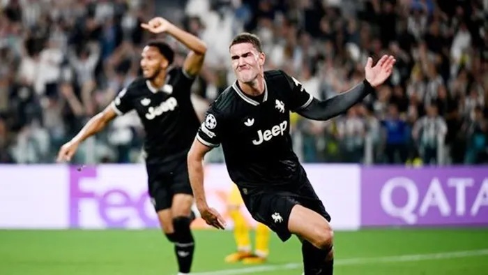 Vlahovic ăn mừng bàn thắng vào lưới Dortmund.