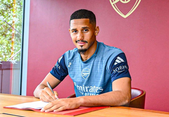 Saliba gia hạn hợp đồng với Arsenal.