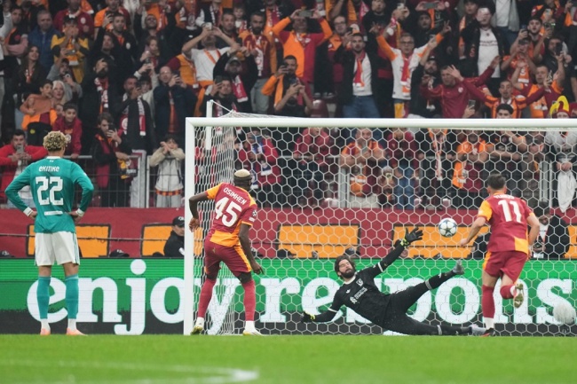 Osimhen xé lưới Liverpool.