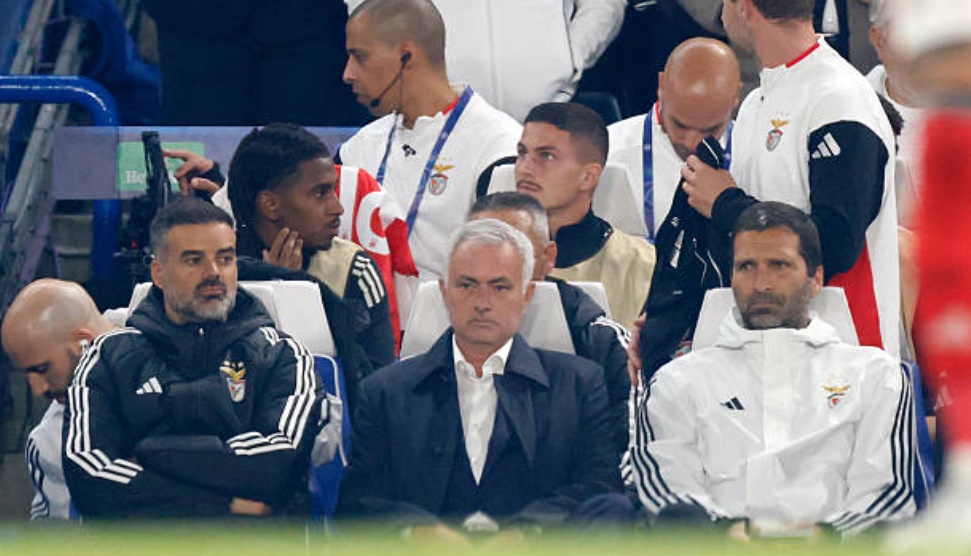 Vẻ mặt thất vọng của Mourinho.