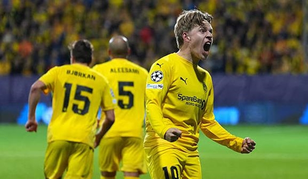 Jens Hauge mang đến cơn ác mộng cho hàng phòng ngự Tottenham.