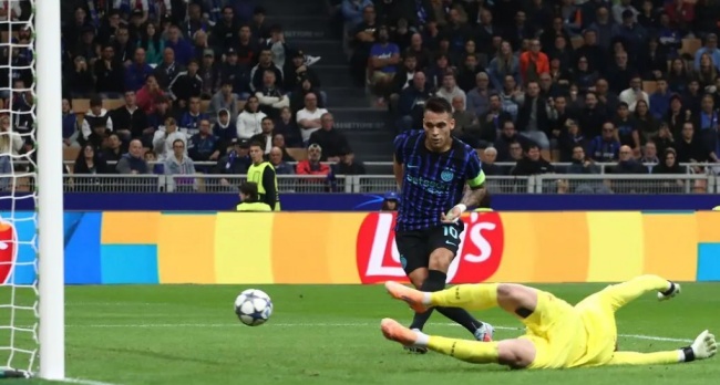 Martinez lập cú đúp bàn thắng.