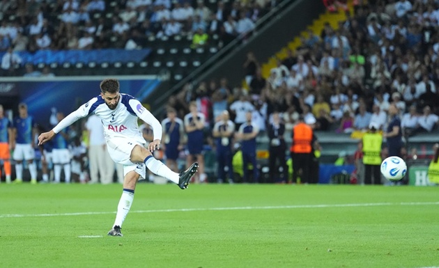 Tottenham giữa chân Rodrigo Bentancur.