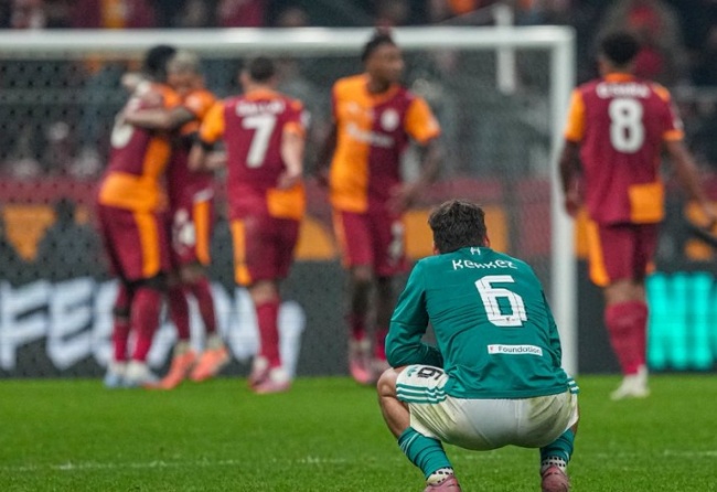 Liverpool thua 0-1 trước Galatasaray.