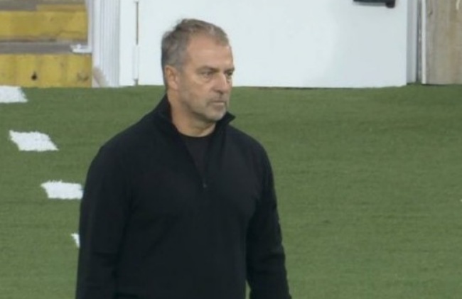 Ảnh bài viết Hansi Flick giải thích sự xáo trộn ở hàng phòng ngự Barcelona