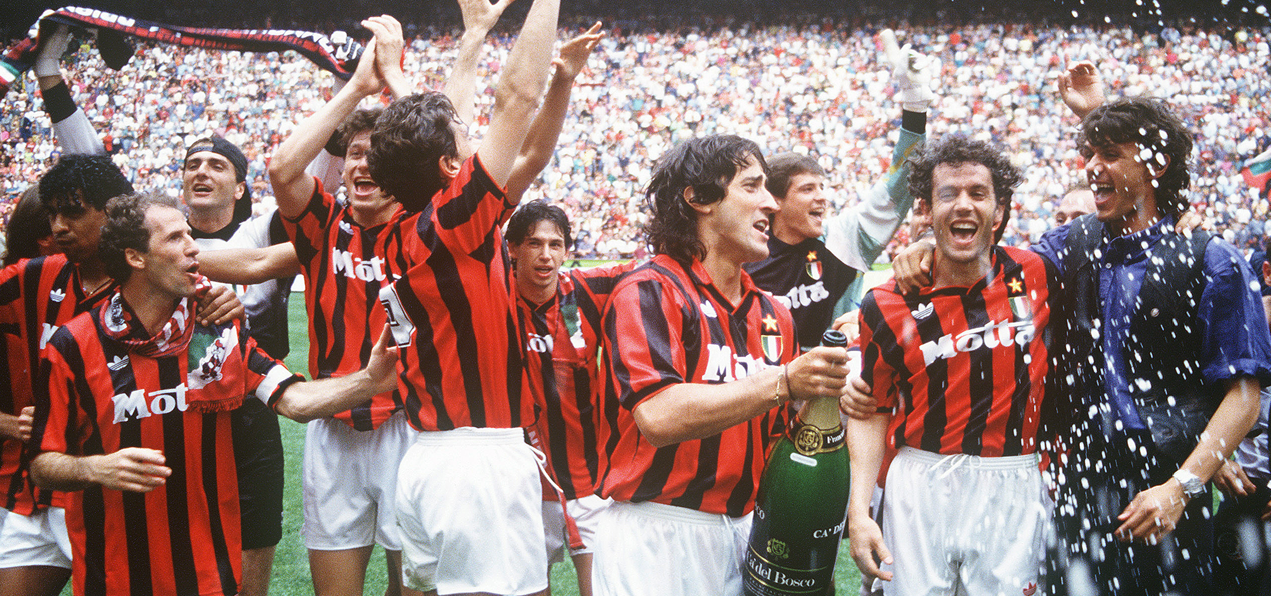 AC Milan là một bức tường thành không thể vượt qua ở Serie A thời điểm những năm 1990
