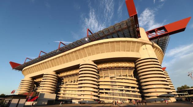 Cảnh bên ngoài Sân vận động Giuseppe Meazza vào ngày 14 tháng 9.
