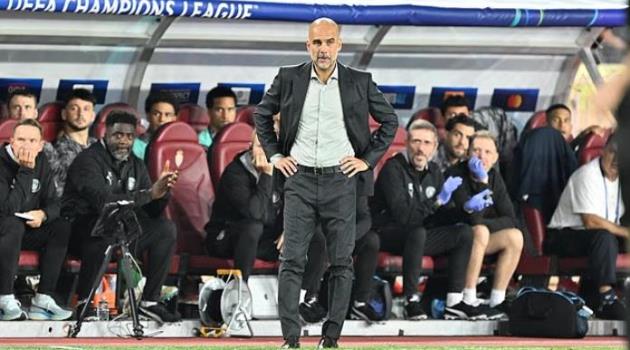 Pep không hài lòng với trọng tài.
