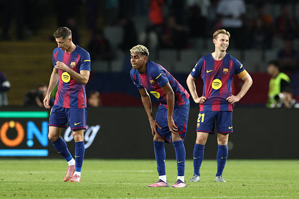 Frenkie De Jong cùng các đồng đội Barcelona nếm trái đắng trước Paris Saint-Germain.