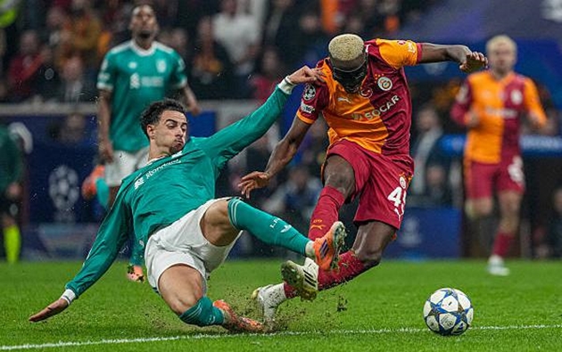 Victor Osimhen tỏa sáng trong trận đấu với Liverpool.