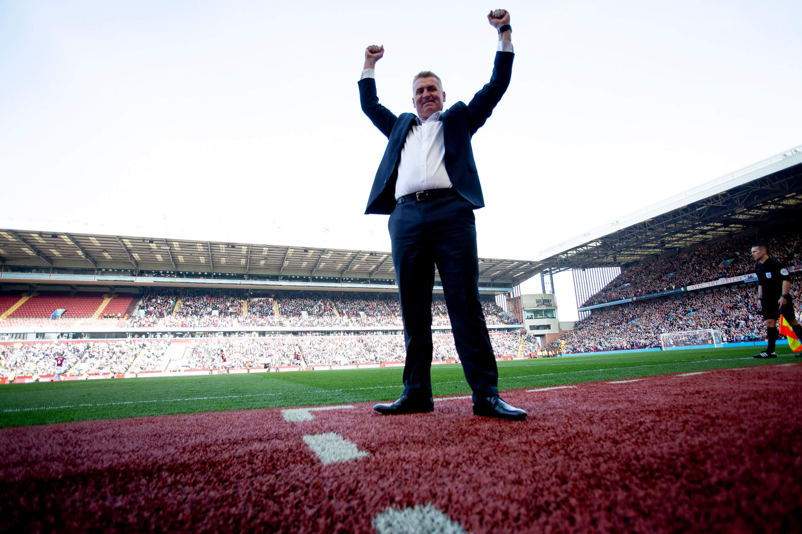 Dean Smith ăn mừng chiến tích đưa Aston Villa trở lại Ngoại hạng Anh vào năm 2019.