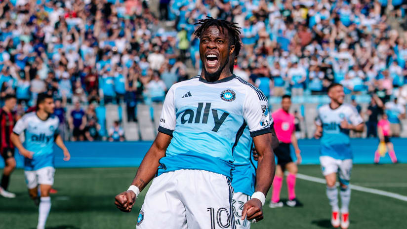 Zaha, tiền đạo cánh khét tiếng một thời tại Anh được Dean Smith chiêu mộ