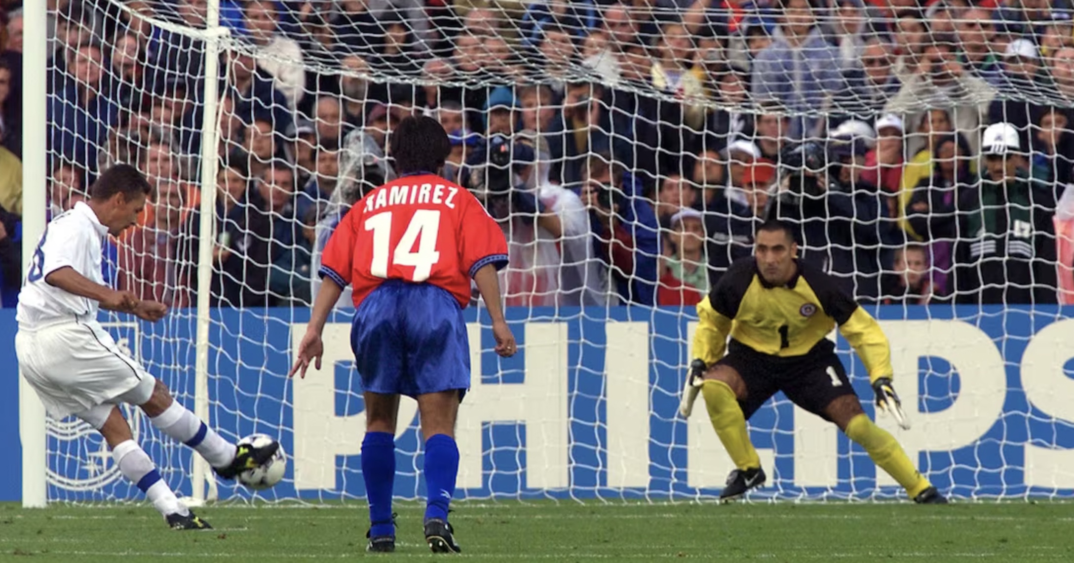 Baggio thực hiện thành công quả 11m, vượt qua ký ức đau thương tại