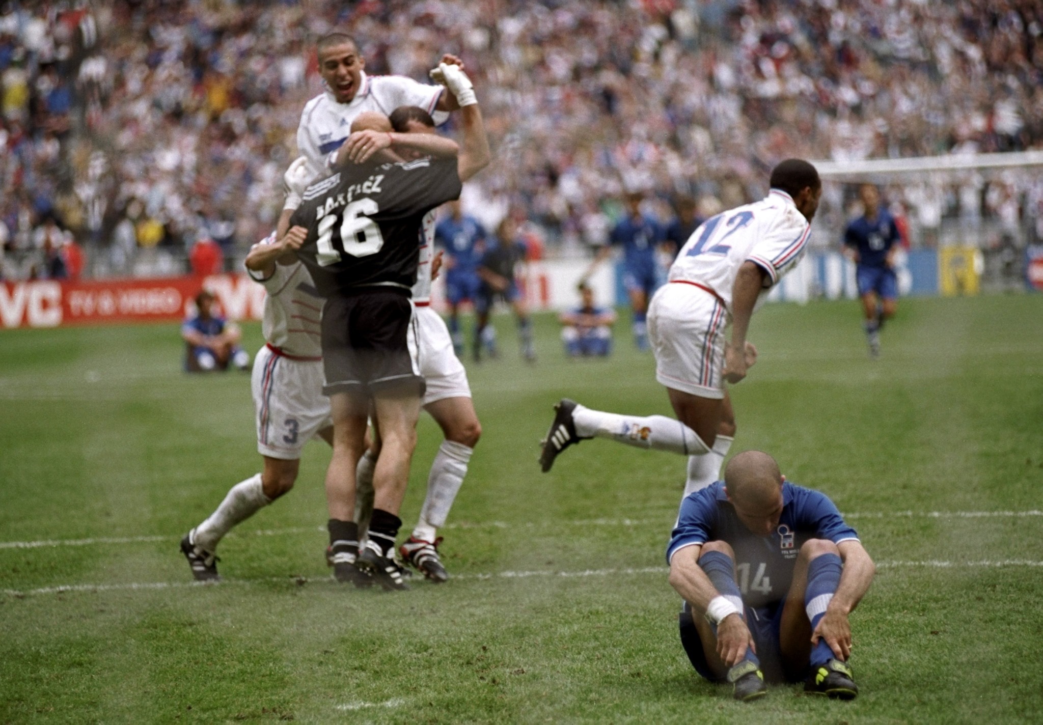 Một lần nữa, Italia lại bị loại sau loạt penalty định mệnh