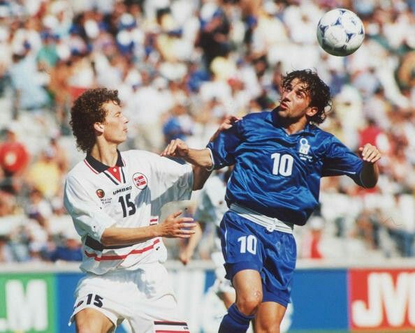 Del Piero với màn trình diễn thiếu thuyết phục, là tâm điểm của dư luận sau thất bại của Italia