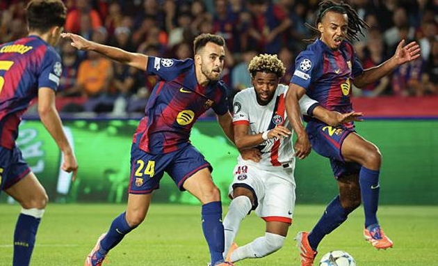 Hàng phòng ngự Barcelona bộc lộ nhiều vấn đề.