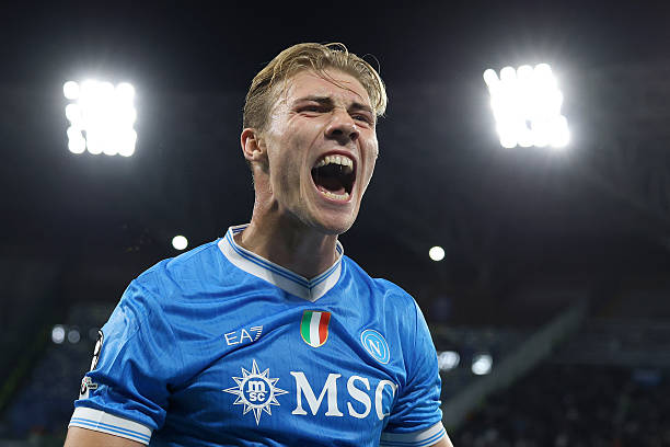 Hojlund tiếp tục tỏa sáng dưới màu áo Napoli.