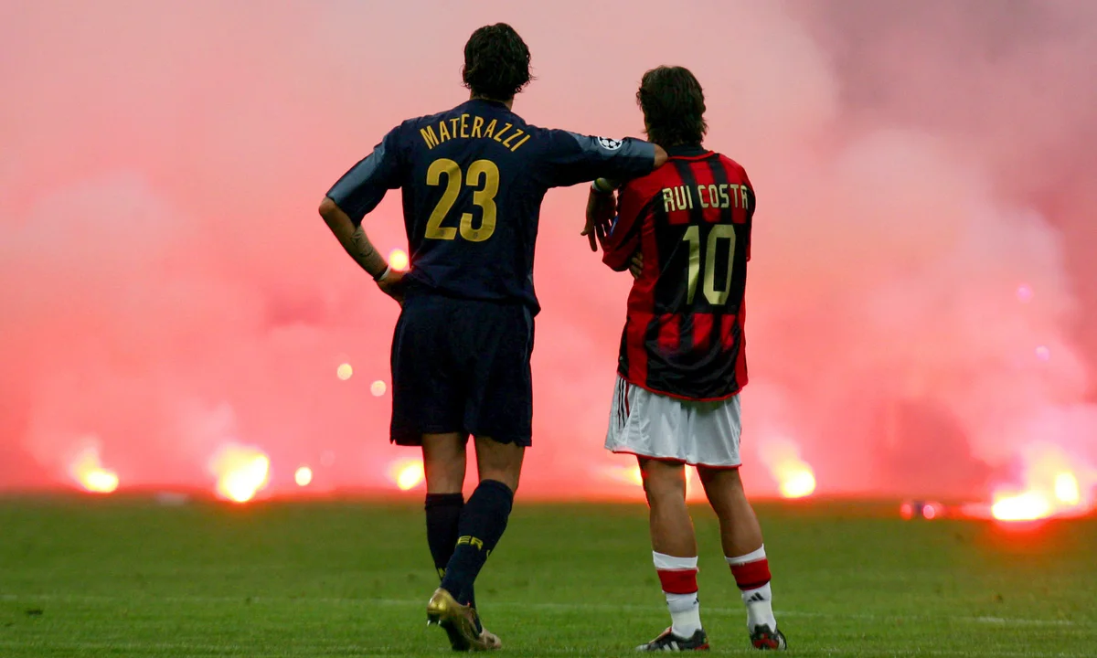 Khoảnh khắc lịch sử giữa Materazzi và Rui Costa tại San Siro năm 2005, một biểu tượng của sự kình địch và cả vẻ đẹp hỗn loạn của sân vận động.