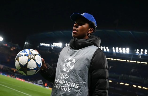  Isago đang luyện tập ở đội trẻ Chelsea.