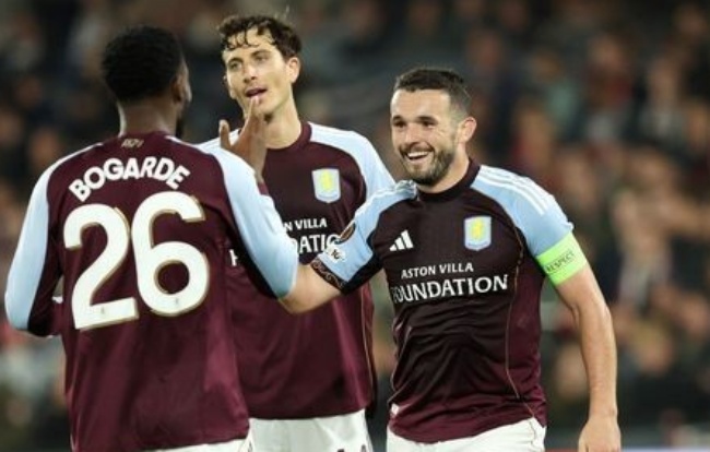 McGinn ghi bàn cho Aston Villa.