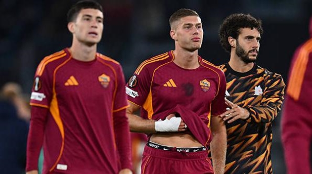 Artem Dovbyk đá hỏng một quả phạt đền đến hai lần.