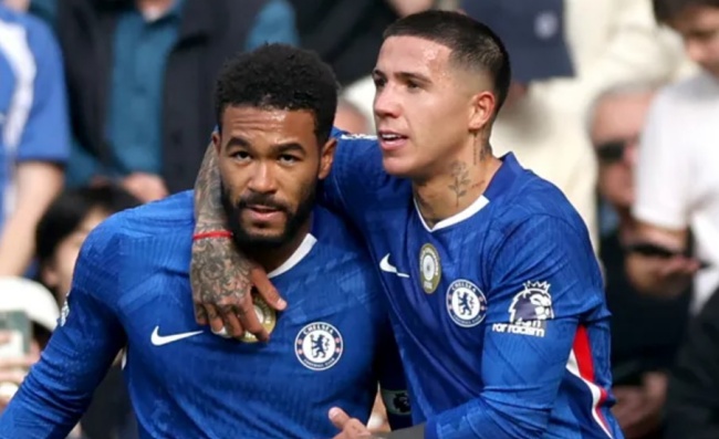 Chelsea đối đầu Liverpool trên sân nhà.