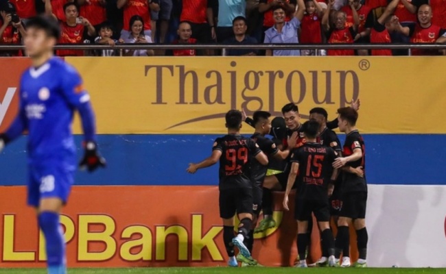 Đức Chiến ghi bàn cho Ninh Bình.
