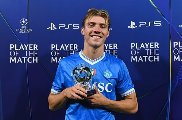 Hojlund tỏa sáng trong màu áo Napoli.